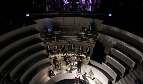  Claudio Otelli (unten), Ensemble und Bremer Philharmoniker unter der Leitung von Killian Farrell. Foto: Jörg Landsberg