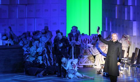 Skurril und gefährlich: Tuomas Pursio (vorne rechts) als Statthalter im Bayreuther „Liebesverbot“Foto: BF Medien/Bayreuther Festspiele