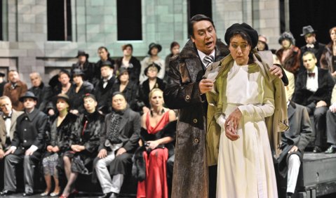 Dae-Hee Shing und Bettine Kampp im Meininger „Liebesverbot“. Foto: Staatstheater Meiningen