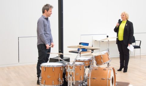 Landtagspräsidentin Ulrike Liedtke und Musikschullehrer Lars Weber. Foto: Landtag Brandenburg