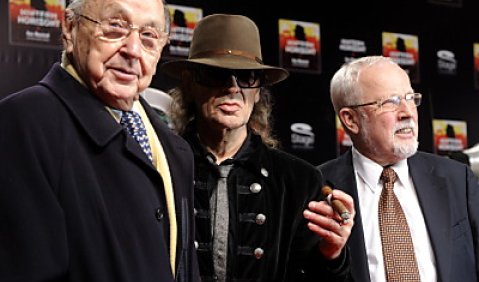 Genscher und de Maizière zur Premiere von "Hinterm Horizont". Foto: dapd