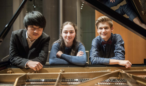 Preisträger der Kategorie II (14-17 Jahre): v.l.n.r. Jeonghwan Kim, Barbare Tataradze und Simon Bürki. Foto: HfM, Maik Schuck