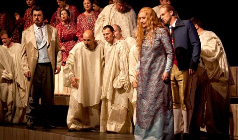 Lohengrin in Erl: Andrea Silvestrelli, Susanne Geb, Michael Kupfer und die Chorakademie der Tiroler Festspiele Erl. Foto: Tom Benz