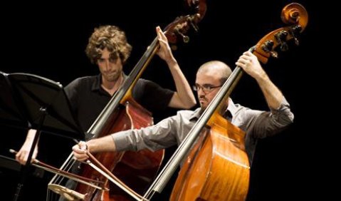 „Blue and Gray“ für zwei Kontrabässe von Rebecca Saunders. Foto: Lucerne Festival/Georg Anderthub