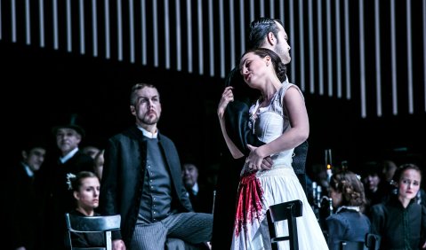 Georg Zeppenfeld (Raimondo Bidebent), Aleksey Isaev (Lord Enrico Ashton), Venera Gimadieva (Lucia di Lammermoor), Sächsischer Staatopernchor Dresden. Foto: © Jochen Quast.