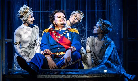 Ludwig und seine Nymphen: Elena Lin, Johannes Mooser, Beata Marti und Katrin Pömmerl in der Neufassung von „Ludwig II. – Sehnsucht nach dem Paradies“ am Theater Regensburg. Foto: Christina Iberl