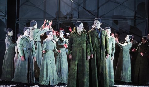 Verdis „Macbeth“ am Theater Regensburg: Theodora Varga, Seymur Karimov und der Opernchor. Foto: Tom Neumeier