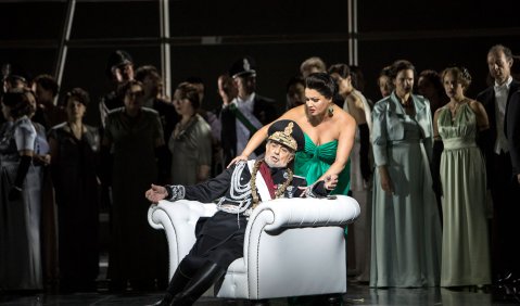 Plácido Domingo (Macbeth), Anna Netrebko (Lady Macbeth), Ensemble. Foto: © Bernd Uhlig