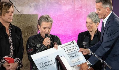 Die Preisverleihung im Frankfurter Paulskirche mit Peter Maffay, der Kulturdezernentin Ina Hartwig und dem Geschäftsführer der Messe Frankfurt Detlef Braun. Foto:  Pietro Sutera, Messe Frankfurt 