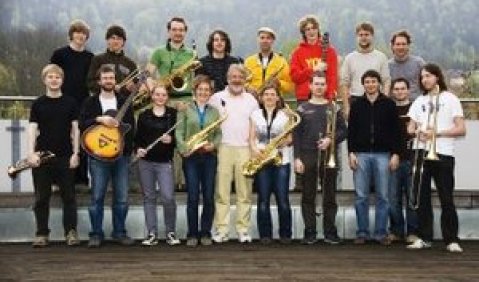 Die Jugend-Big-Band der Musik- und Kunstschule Jena „Masters Of Muppet“ mit Jiggs Whigham. Foto: Tobias Stepper, www.tobias-stepper.de