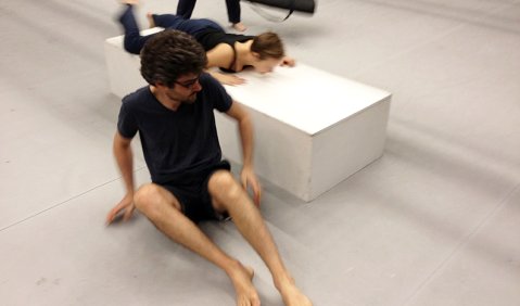 Reto Staub, May Zarhy und im Hintergrund Yaron Deutsch beim Erzeugen von Körperklängen. Foto: Mousonturm/Mamaza