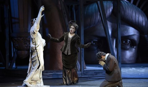 Liebesnest im Hinterkopf der Freiheitsstatue: Norma Fantini und Thiago Arancam in der Dresdner „Manon Lescaut“-Produktion. Foto: Matthias Creutziger