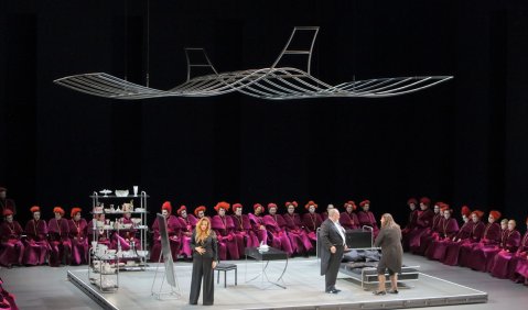 Manon Lescaut: K. Opolais (Manon Lescaut), R. Bracht (Geronte di Ravoir), U. Reß (Il maestro di ballo), Chor. Foto: © Wilfried Hösl