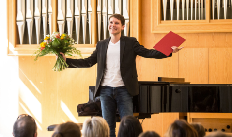 Marc Herwig gewinnt Bundeswettbewerb Schulpraktisches Klavierspiel GROTRIAN-STEINWEG. Foto: Matthias Eimer