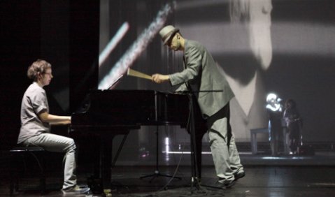 Justyna Skoczek und Karol Papała in "Mathas Garten". Foto: Oper Wrocław