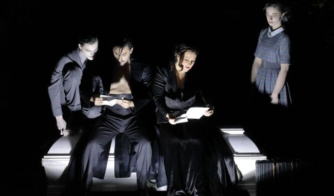 I MASNADIERI: Diana Damrau (Amalia), Charles Castronovo (Carlo), Statisterie der Bayerischen Staatsoper. Foto: Wilfried Hösl.