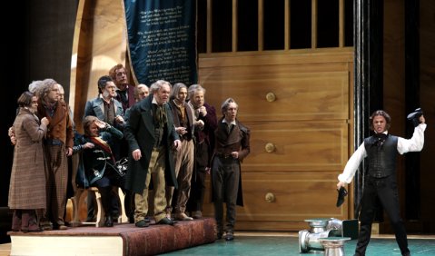 Puppen-Wagnertheater im Ikea-Mobiliar – Wagners „Meistersinger“ in Salzburg. Foto: Salzburger Festspiele / Forster