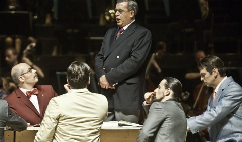 Franz Hawlata (Mitte) als Veit Pogner in den Erler „Meistersingern“. Foto: Tiroler Festspiele Erl/Rupert Larl