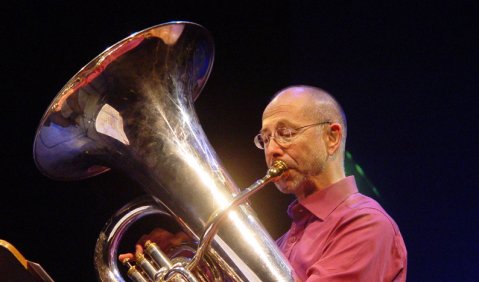 Tubaspiel virtuellen Echo-Schleifen: Melvyn Poore. Foto: Stefan Pieper