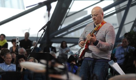 Also, Gitarre spielen kann Michel Sajrawy. Locker und wieselflink gleitet seine Linke über den Hals der rotweißen Stratocaster. Foto: Ssirus W. Pakzad