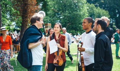 Jan Vogler im Gespräch mit den jungen Musikern. Foto: Presse, Oliver Killig