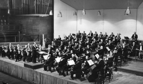 Das Münchner Rundfunkorchester mit Gründungs-Chefdirigent Werner Schmidt-Boelcke im Kongresssaal des Deutschen Museums. Foto: BR / Historisches Archiv