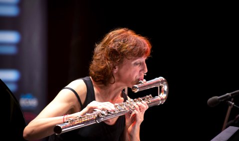 Eva Furrer von Klangforum Wien in Héctor Parras „Moins qu’un souffle, à peine un mouvement de l’air“. Foto: Petra Basche