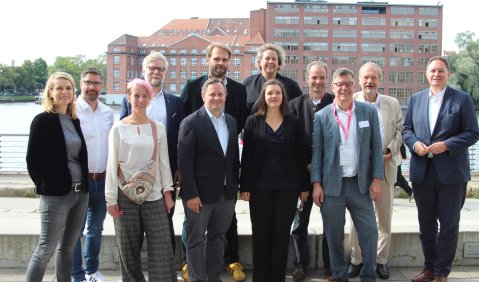 (von links) Sigrid Herrenbrück , Patrick Oginski, Kim Sommer, Daniel Knöll, Götz von Einem, Dr. Florian Drücke, Birgit Böcher (hinten), Sandra Wirth, Karsten Schölermann, Jörg Heidemann, Prof. Jens Michow und Dr. Carsten Brosda,Hamburger Senator für Kultur