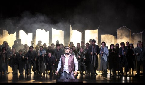 Prokofjews „Krieg und Frieden“ in Nürnberg: Zurab Zurabishvili als Pierre und der Chor de Staatstheaters. Foto: Ludwig Olah