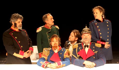 Spielfreudige Komödiantentruppe: die Neuen Vocalsolisten in Strasnoys „Geschichte“. Foto: Roberto Bulgrin