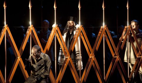 „Nabucco“ an der Deutschen Oper Berlin. Foto: Bernd Uhlig