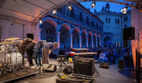 Die New York Gypsy-Allstars im Dresdner Stallhof. Foto: Dresdner Musikfestspiele, Oliver Killing