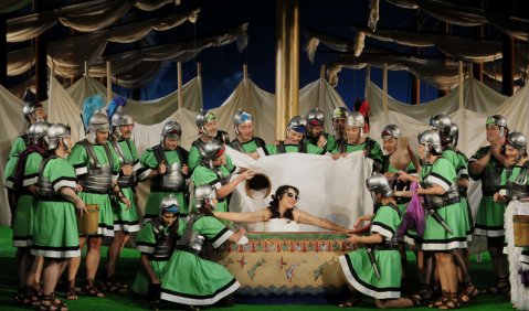Manuala Uhl in der Titelrolle von Glucks „Iphigenie in Aulis“ zusammen mit dem Leipziger Opernchor. Foto: Andreas Birkigt