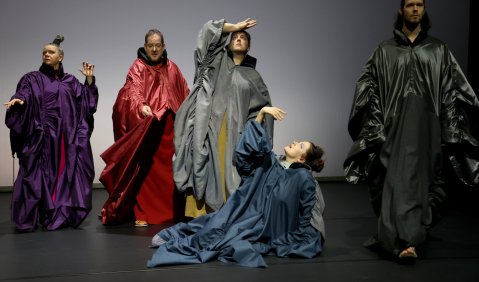 Von Macht und Freiheitssehnsucht – Die Performancekompanie „Oblivia“ entfaltet mit „Obsessions“ am Theater Bremen. Foto: Jörg Landsberg.