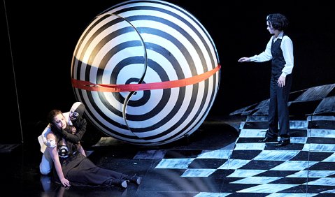 Audray Larose Zicat als Euridike und Patricia Bänsch als Orpheus in Görlitz. Foto: Marlies Kross