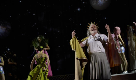 Orpheus in der Unterwelt an der Oper Stuttgart. Auf dem Bild: Michael Ebbecke (Jupiter). Foto: Martin Sigmund