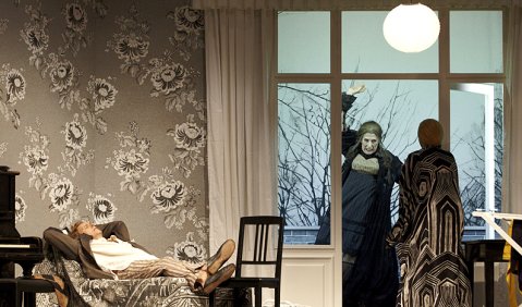 Die Schwiegermutter spielt Schicksal. John Graham-Hill, Rosalind Plowright und Rebecca von Lipinski in Janáceks „Osud“ in Stuttgart. Foto: A.T. Schaefer