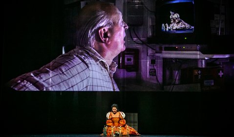 Jagos Desdemona-Projektion macht sich selbstständig: Adam Kruzel und Deniz Yetim in der Regensburger „Otello“-Produktion. Foto: Jochen Quast