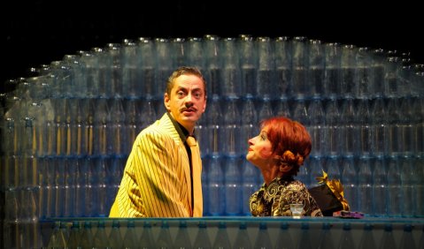 Christian Grygas (Golo/Michael Bramleight) und Jeanette Oswald (Frida Bauer) in “Paron My English” in der Staatsoperette Dresden. Foto: Kay-Uwe Schulte-Bunert