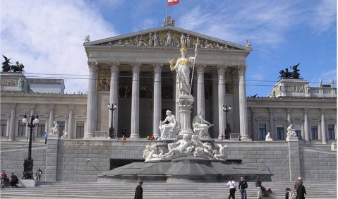Das Parlamentsgebäude an der Wiener Ringstraße – Aufführungsort von Peter Androschs Opernoratorium „Spiegelgrund“. Foto: Wikimedia Commons