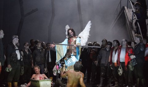 Speerersatz aus der Bauruine: Gregg Baker (Amfortas), Andrew Richards (Parsifal) und der Staatsopernchor in Bieitos Stuttgarter „Parsifal“. Foto: Martin Sigmund