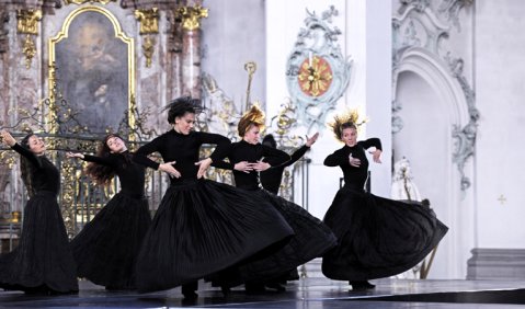 Vom Tanz der Derwische inspiriert: Paul Gigers „Pert Em Hru“, choreographiert von Marco Santi bei den St. Galler Festspielen. Foto: Toni Suter/T+T Fotografie 