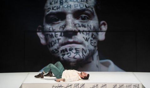 Peter O'Reilly in Philip Glass' Oper «The Fall of the House of Usher» am Staatstheater Hannover. Foto: Clemens Heidrich