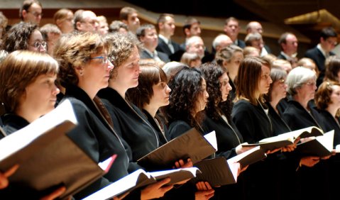 Extreme Demut, exzessiver Jubel: der Philharmonische Chor Berlin singt Braunfels. Foto: www.philharmonischer-chor.de
