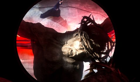 Die glutfarbene Pracht von Devotionalien. Hindemiths „Mathis“ im Theater an der Wien. Foto: PhotoWerk / Werner Kmetitsch