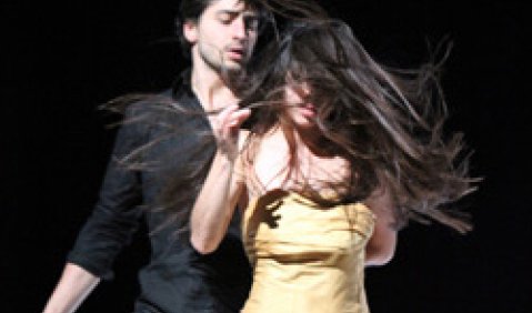 Damiano Ottavio Bigi und Silvia Farias Heredia in Pina Bauschs neuem Stück. Foto: Ursula Kaufmann