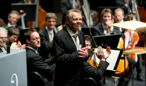Siemens-Preisträger Mariss Jansons nimmt im Prinzregententheater die Ovationen entgegen. Foto: Steffi Loos