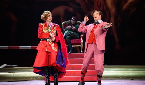 Juan Carlos Falcón (Großherzogin), Daniel Prohaska (re., Prinz Paul) in «Die Grossherzogin von Gerolstein». Foto: Jean-Marc Turmes, Gärtnerplatztheater