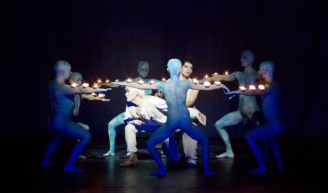 Kangmin Justin Kim (Arthur Gordon Pym), Ipca Ramanovic (Augustus), Tänzer. Foto: Annemone Taake