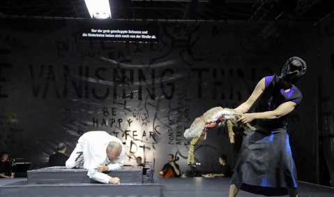 Requiem für einen Lebenden | Premiere im Rahmen der Festspiel-Werkstatt 2019 | Komponist: Felix Leuschner | Libretto: Reto Finger | Musikalische Leitung: Armando Merino Alcalde | Inszenierung: Manuel Schmitt. Foto: © Wilfried Hösl